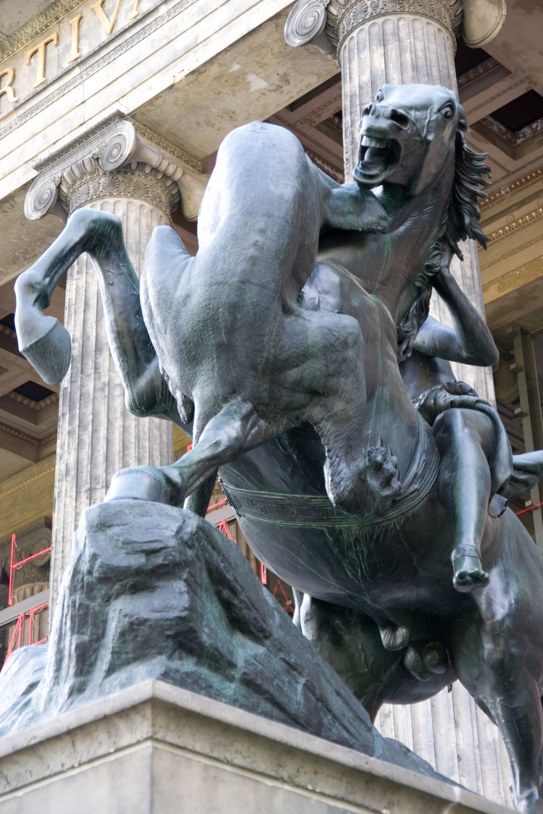 La bête sur un cheval cabré, les crocs acérés
