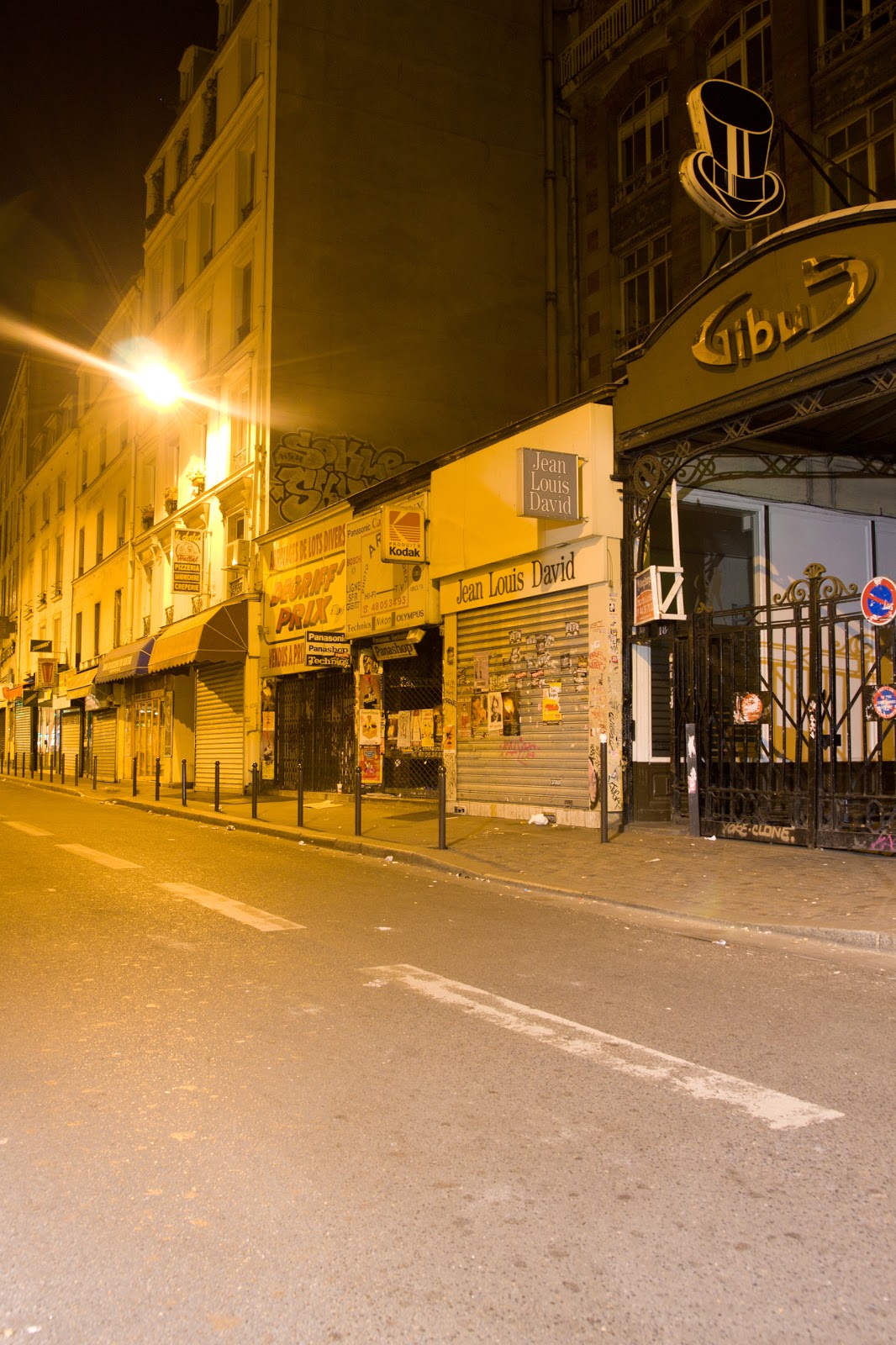 Rue déserte sous l&rsquo;or des réverbères un Gibus y veillant seul
