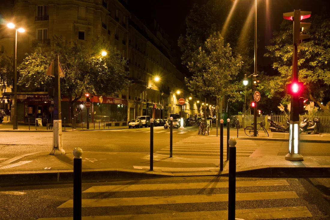Feux rouges montant sa garde sans but dans sa rue sans vie