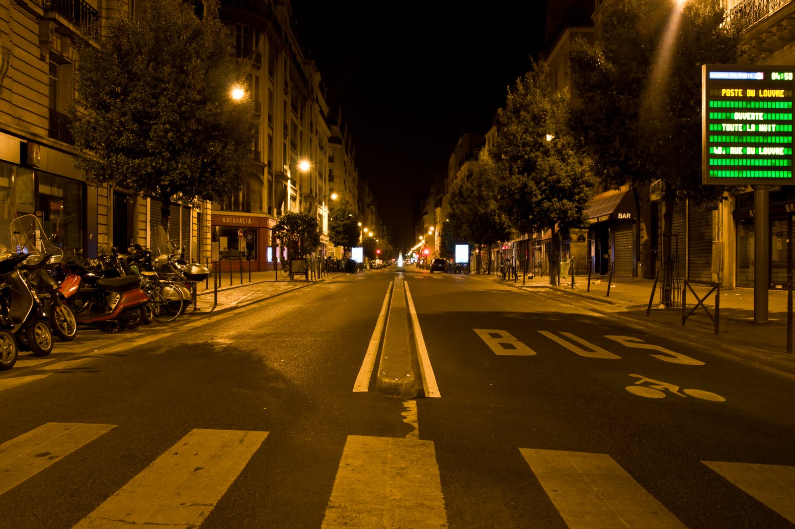 Un panneau lumineux trahit encore une vie, égrenant 4h50, le long de sa longue longue avenue