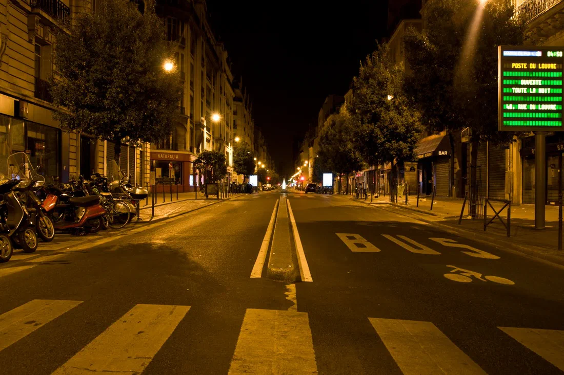 Un panneau lumineux trahit encore une vie, égrenant 4h50, le long de sa longue longue avenue