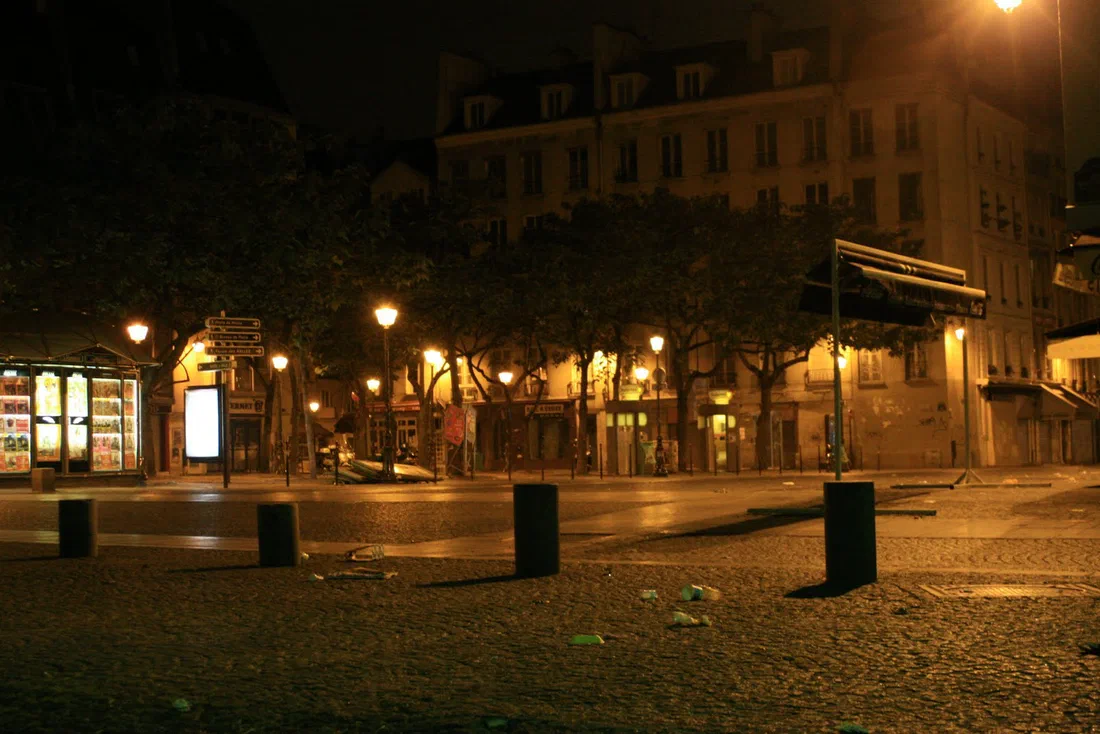 Place pavée et kiosque éclairé sont livrée au silence, désertée jusqu&rsquo;au pigeons